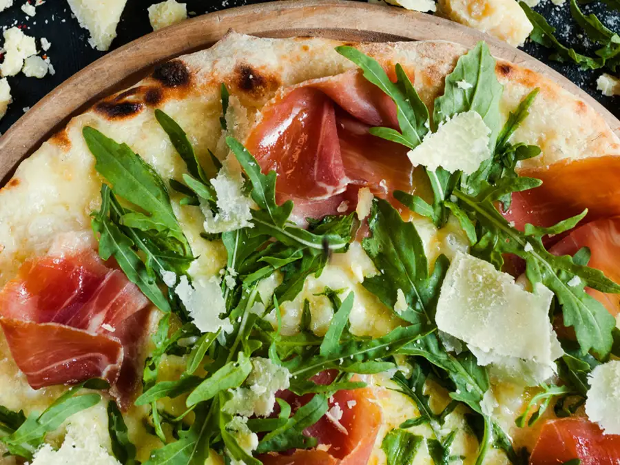 pizza with prosciutto and arugula